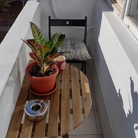 Separate Kitchen, Singer Work Desk, Fast Wifi & Metro דירה