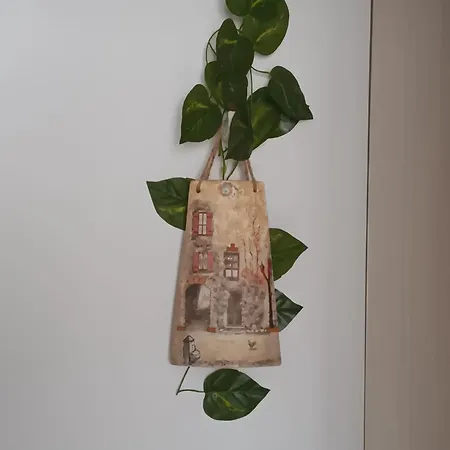 Separate Kitchen, Singer Work Desk, Fast Wifi & Metro דירה *