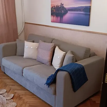Separate Kitchen, Singer Work Desk, Fast Wifi & Metro דירה *