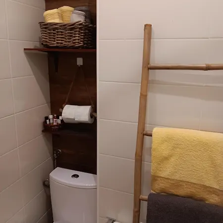 Separate Kitchen, Singer Work Desk, Fast Wifi & Metro