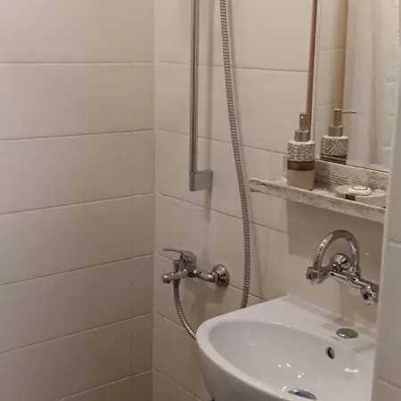 Separate Kitchen, Singer Work Desk, Fast Wifi & Metro