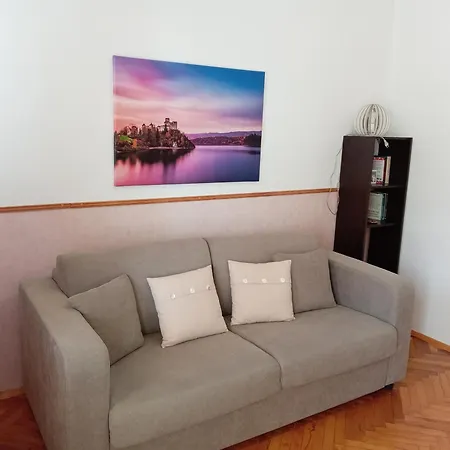Separate Kitchen, Singer Work Desk, Fast Wifi & Metro דירה