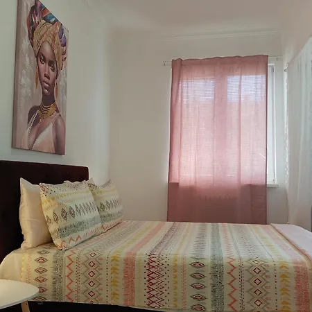 Separate Kitchen, Singer Work Desk, Fast Wifi & Metro