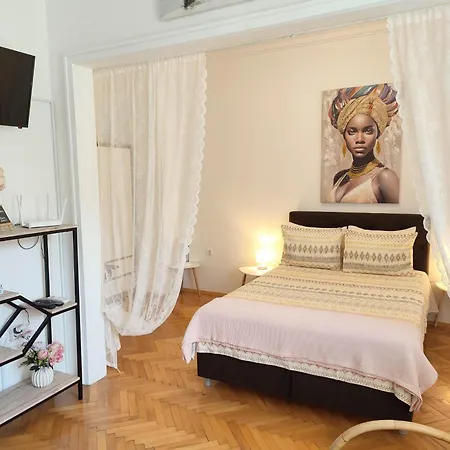 Separate Kitchen, Singer Work Desk, Fast Wifi & Metro דירה