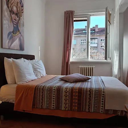 Separate Kitchen, Singer Work Desk, Fast Wifi & Metro דירה סופיה