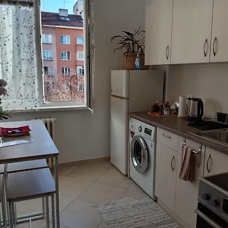 Separate Kitchen, Singer Work Desk, Fast Wifi & Metro *
