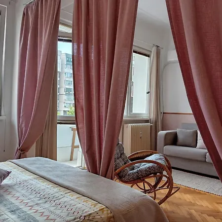 Separate Kitchen, Singer Work Desk, Fast Wifi & Metro София