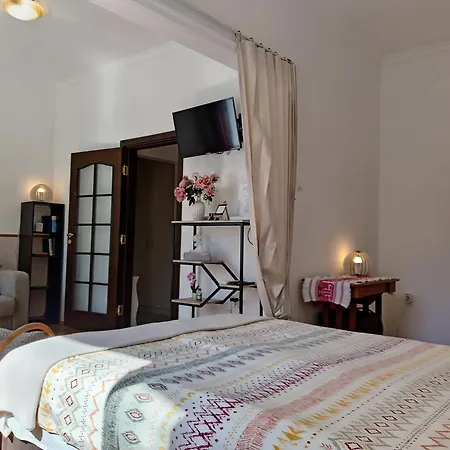 Separate Kitchen, Singer Work Desk, Fast Wifi & Metro