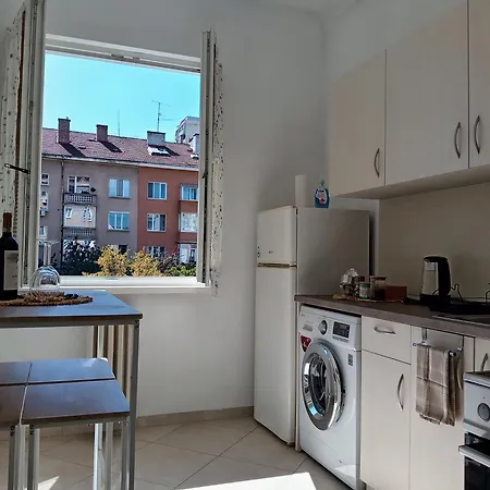 Separate Kitchen, Singer Work Desk, Fast Wifi & Metro סופיה