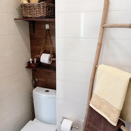 Separate Kitchen, Singer Work Desk, Fast Wifi & Metro דירה