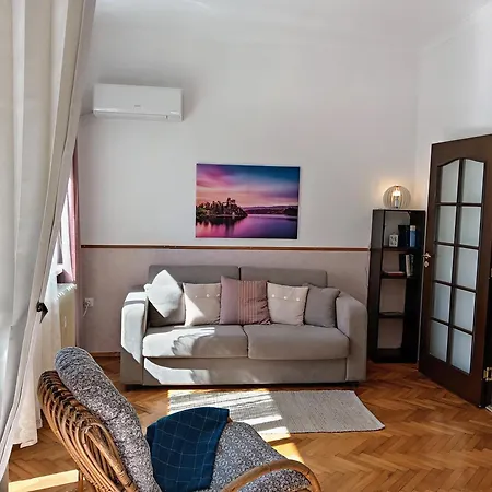 Separate Kitchen, Singer Work Desk, Fast Wifi & Metro דירה סופיה