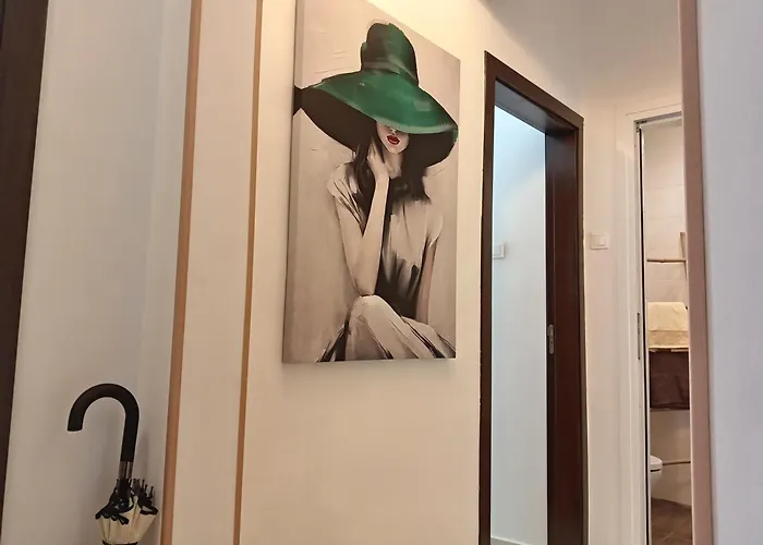 Center Chic - Separate Kitchen And Balcony Apartment *