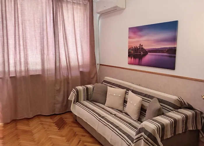 Center Chic - Separate Kitchen And Balcony Apartment *