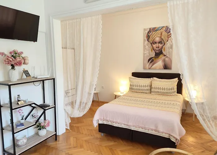 Center Chic - Separate Kitchen And Balcony Apartment